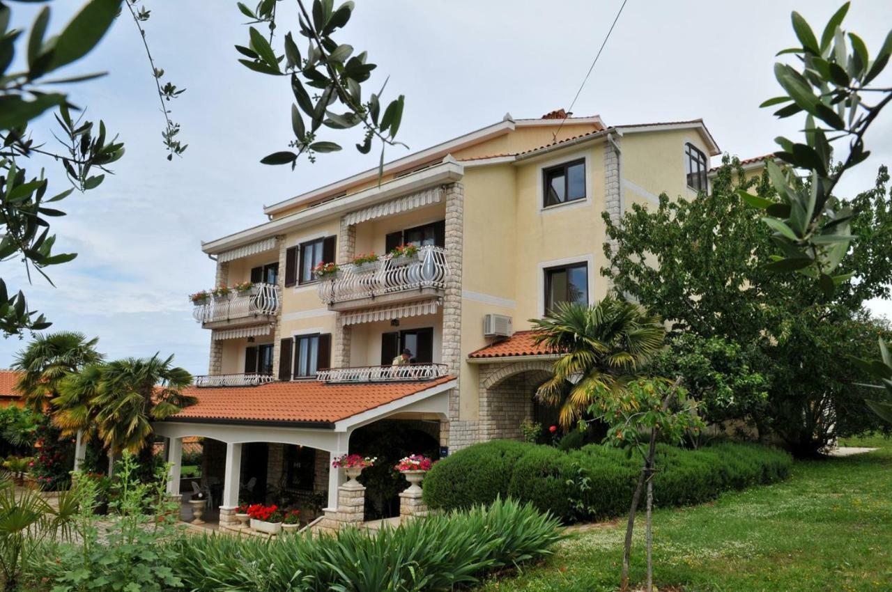 Hotel Haus Liliana Tar-Vabriga Esterno foto